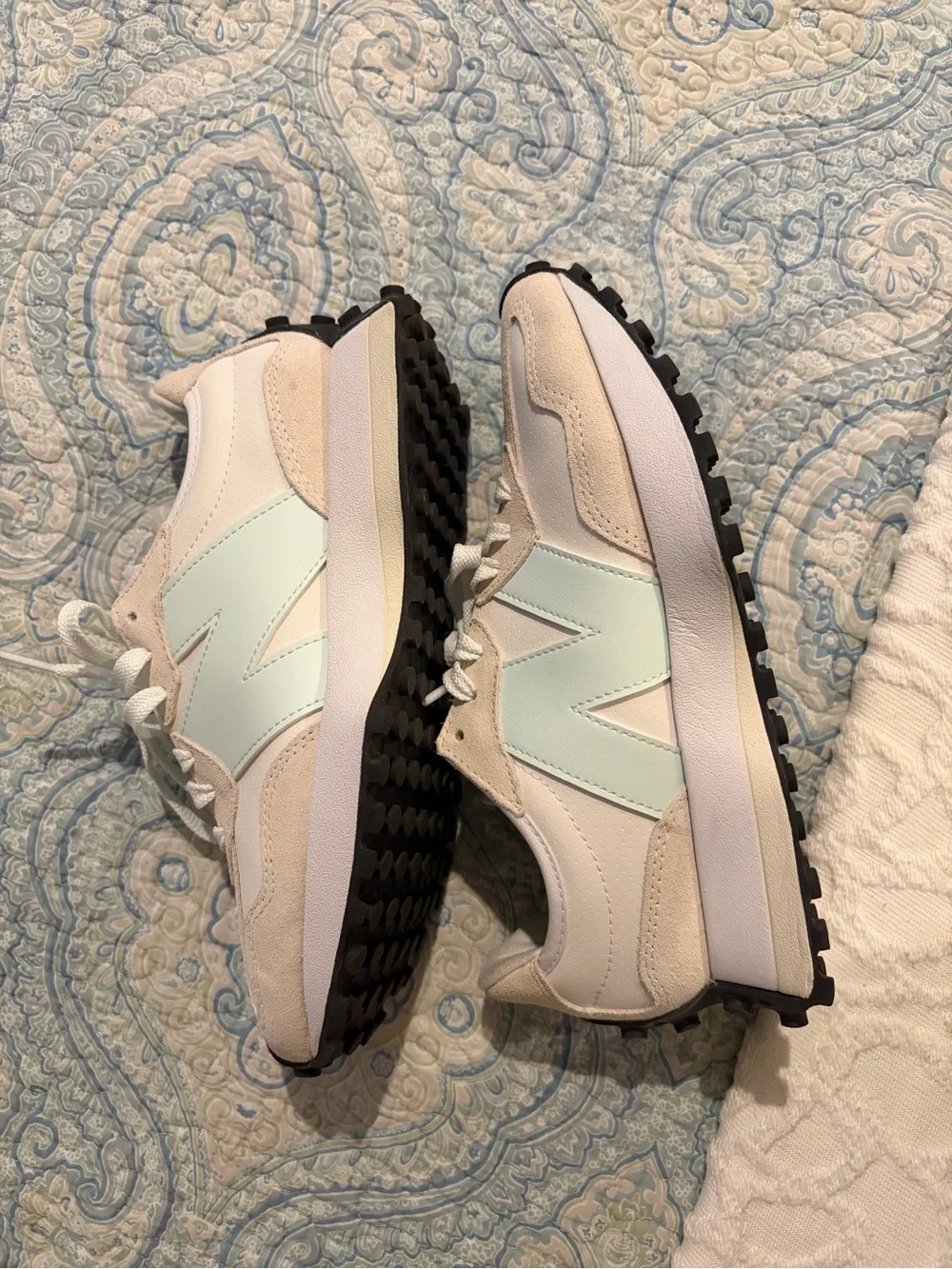 New Balance Women’s 327 glint blue new without box size 6.5